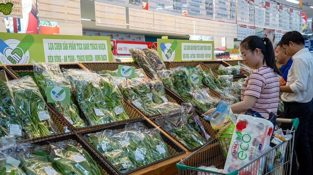 Kiểm soát an toàn suất ăn tập thể bằng tấm vé thông hành “tick xanh trách nhiệm” Kiểm soát an toàn suất ăn tập thể bằng tấm vé thông hành “tick xanh trách nhiệm”