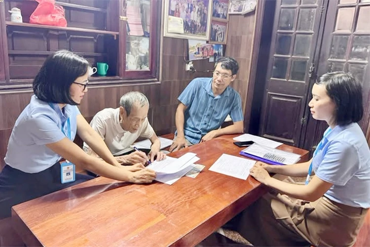 Trực tiếp hỗ trợ người cao tuổi già yếu thực hiện thủ tục ủy quyền nhận lương hưu được coi là một việc làm thực chất và ý nghĩa.