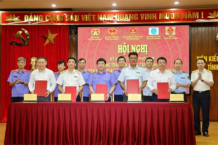 Ông Nguyễn Khắc Tuấn, Giám đốc Bảo hiểm xã hội tỉnh Thanh Hóa (áo trắng, ngoài cùng bên trái ảnh) tham gia ký kết Quy chế phối hợp.
