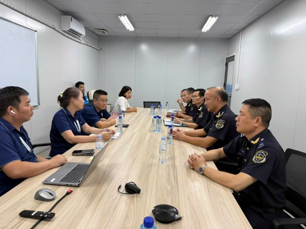 Đoàn công tác của Hải quan cửa khẩu cảng Hòn Gai tiếp xúc, làm việc với doanh nghiệp. Ảnh: HQCK cảng Hòn Gai