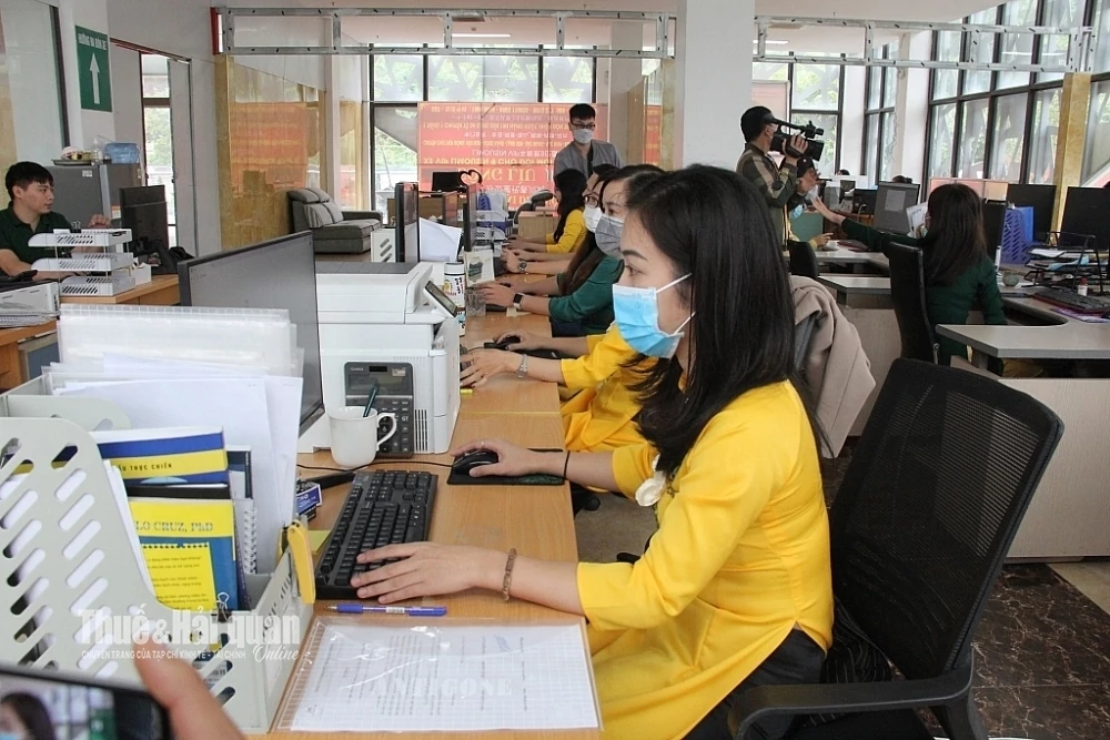 Nhân viên Công ty CP hữu nghị Xuân Cương (Lạng Sơn) kiểm soát hàng hóa trị giá thấp chuyển qua dịch vụ chuyển phát nhanh. Ảnh: H.Nụ