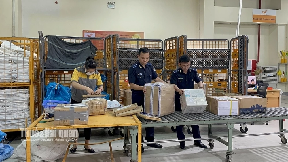 chính sách miễn thuế giá trị gia tăng đối với hàng hóa nhập khẩu có giá trị nhỏ gửi qua dịch vụ chuyển phát nhanh đã được chấm dứt. Ảnh: Ngọc Linh