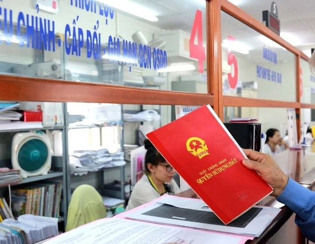 Chấn chỉnh tình trạng hồ sơ đất đai qua “cò” được giải quyết nhanh hơn Chấn chỉnh tình trạng hồ sơ đất đai qua “cò” được giải quyết nhanh hơn