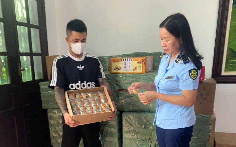 Phát hiện, thu giữ hàng nghìn bánh trung thu, thuốc lá nhập lậu Phát hiện, thu giữ hàng nghìn bánh trung thu, thuốc lá nhập lậu