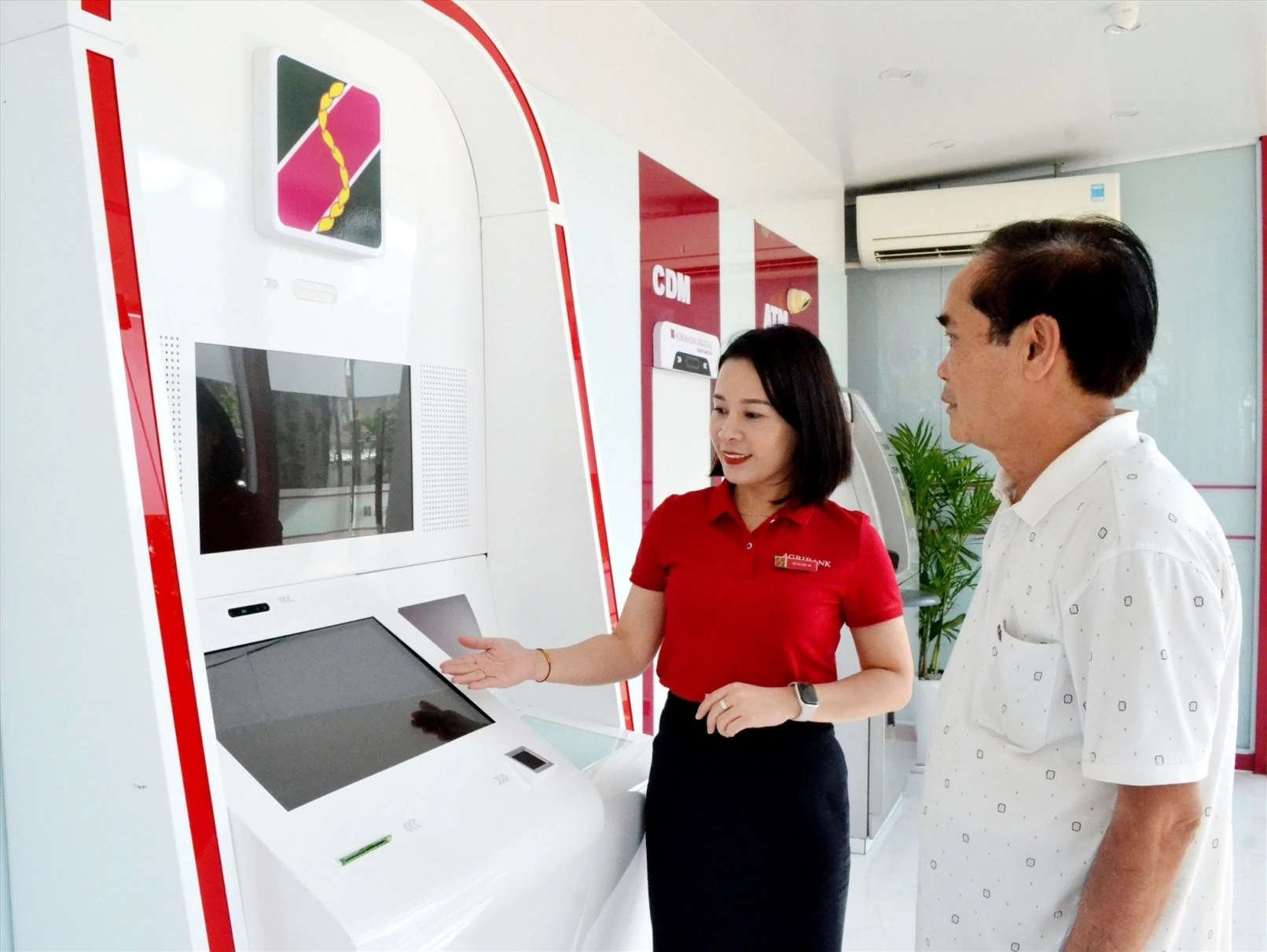 Với 96% giao dịch tự động, Agribank tăng tốc chuyển đổi số Với 96% giao dịch tự động, Agribank tăng tốc chuyển đổi số