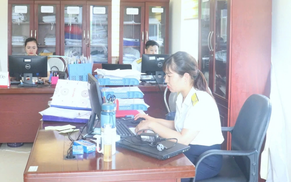 Thuế cơ sở 4 tỉnh Phú Thọ phân công cán bộ phụ trách từng địa bàn, rà soát, xác minh và cập nhật thông tin người nộp thuế, góp phần chuẩn hóa dữ liệu quản lý thuế. Ảnh: Văn Học. 