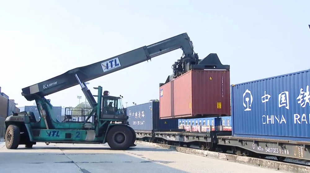 Hoạt động xuất nhập khẩu qua ga đường sắt quốc tế Yên Viên. Ảnh: Hải quan ga ĐSQT Yên Viên.