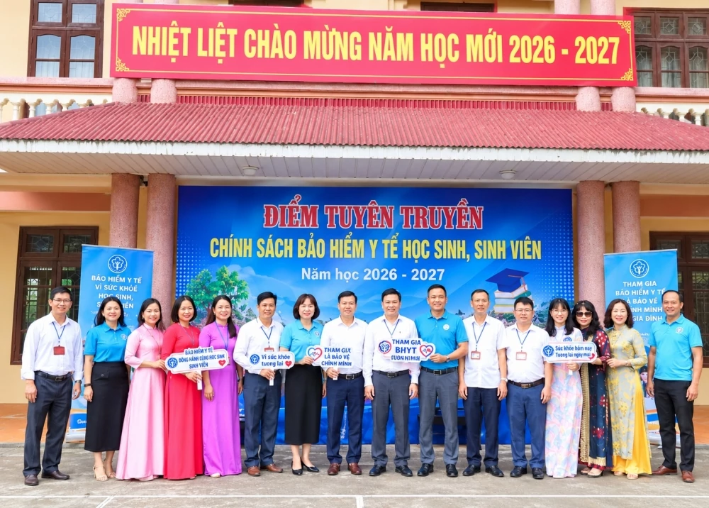 Đằng sau tấm thẻ bảo hiểm y tế là những điểm tựa tuổi học đường