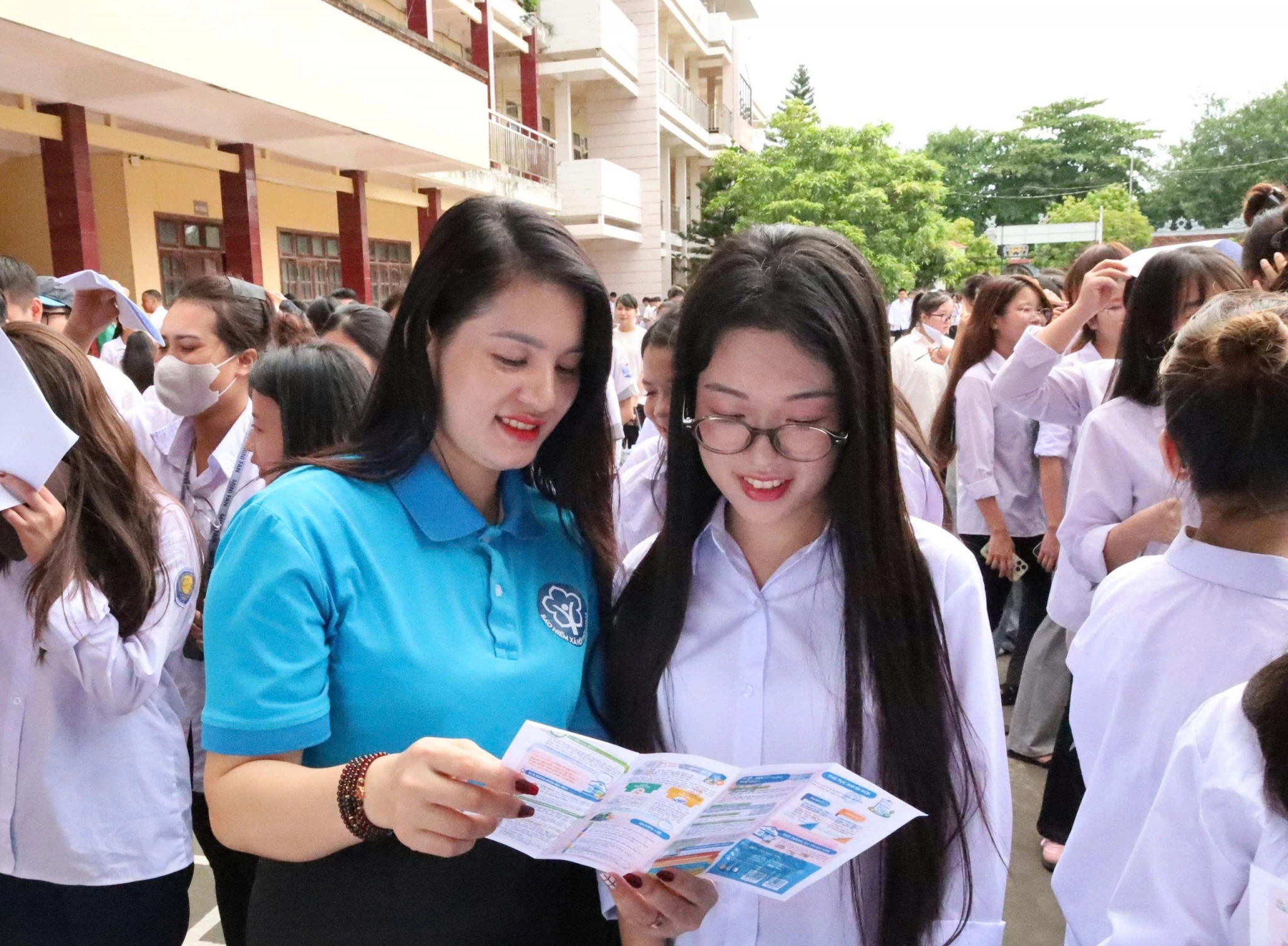 Đằng sau tấm thẻ bảo hiểm y tế là những điểm tựa tuổi học đường