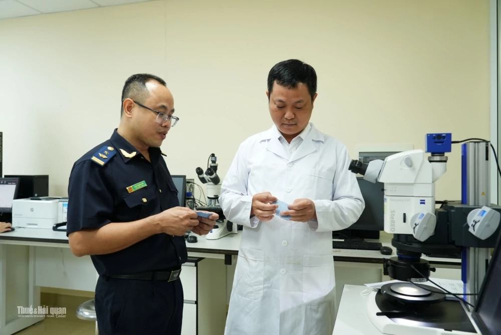 với những mặt hàng phức tạp, kiểm tra, phân tích và kiểm định vẫn là khâu quan trọng nhằm làm rõ thành phần, cấu tạo, tính chất hoặc đặc điểm kỹ thuật phục vụ công tác phân loại. Ảnh: Cục Hải quan