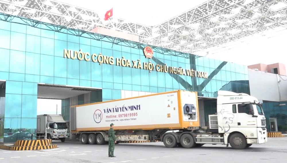 Hoạt động xuất nhập khẩu qua cầu Bắc Luân II, Quảng Ninh. Ảnh: Quang Hùng