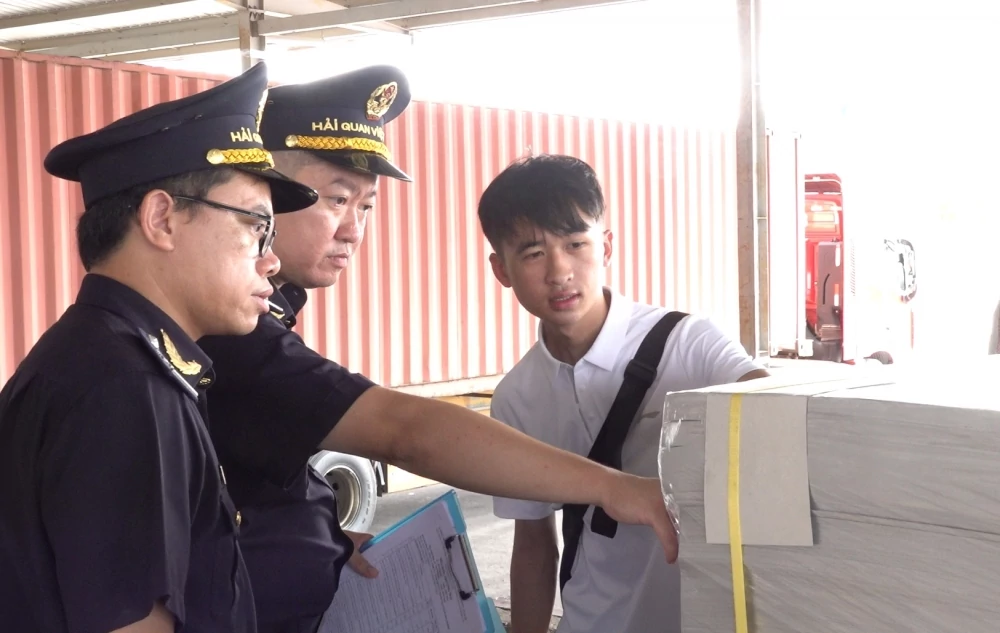 Công chức Hải quan cửa khẩu quốc tế Móng Cái kiểm tra hàng hóa nhập khẩu. Ảnh: Quang Hùng