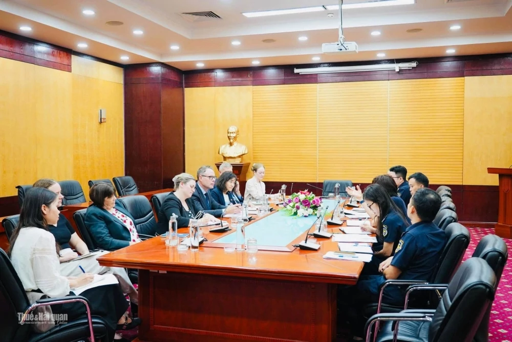 Quang cảnh buổi tiế và làm việc với Đoàn cán bộ tùy viên an ninh, Tham tán Hải quan New Zealand tại Hà Nội. Ảnh: Cục Hải quan