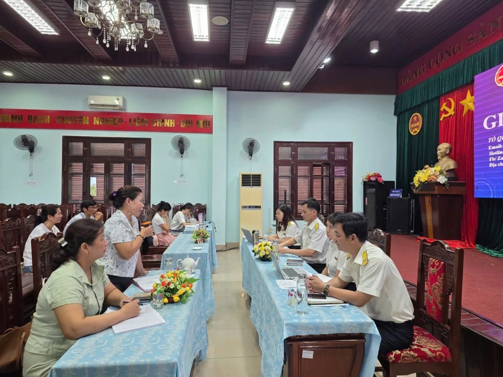 Công chức thuế cơ sở 3 TP. Huế tham gia đối thoại với người nộp thuế trên địa bàn. Ảnh: Thuế cơ sở 3.