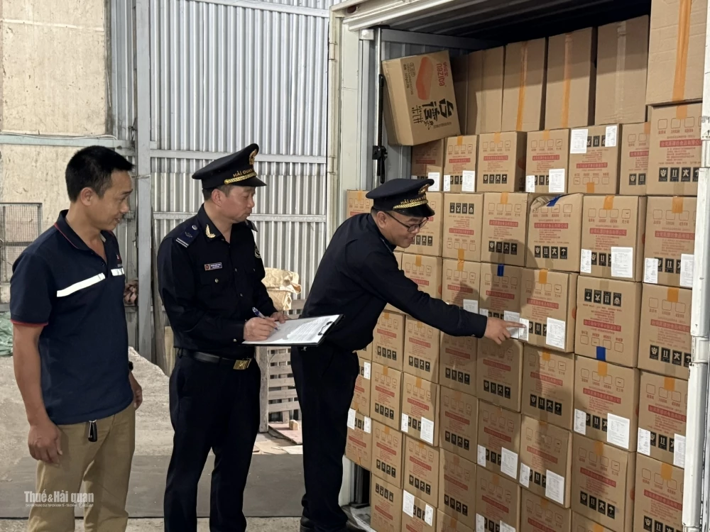 Hàng hóa xuất khẩu thuộc diện thuế tiêu thụ đặc biệt được kiểm tra, đối chiếu hồ sơ theo quy định. Ảnh: Hương Quỳnh Hàng hóa xuất khẩu thuộc diện thuế tiêu thụ đặc biệt được kiểm tra, đối chiếu hồ sơ theo quy định. Ảnh: Hương Quỳnh