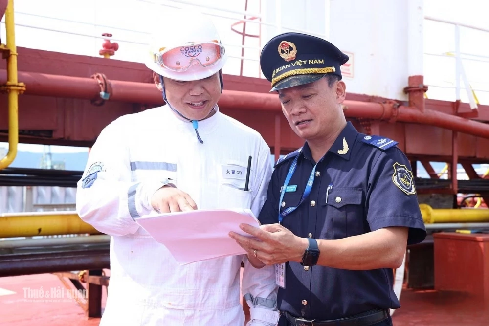 Hải quan khu vực XI chủ động hướng dẫn doanh nghiệp từ khâu đăng ký danh mục hàng hóa miễn thuế. Ảnh: Phan Trâm