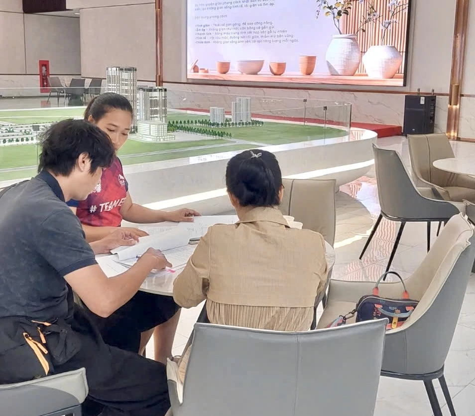 công chứng được xem là giải pháp bảo đảm an toàn pháp lý, hạn chế rủi ro và củng cố cơ sở pháp lý cho giao dịch đất đai. Ảnh: Thu Dịu Giữ công chứng trong giao dịch đất đai để bảo đảm an toàn pháp lý