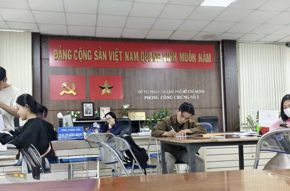 Hoạt động giao dịch tại phòng công chứng số 3, Sở Tư pháp TP. Hồ Chí Minh. Ảnh: Tô Mỳ Long Giữ công chứng trong giao dịch đất đai để bảo đảm an toàn pháp lý