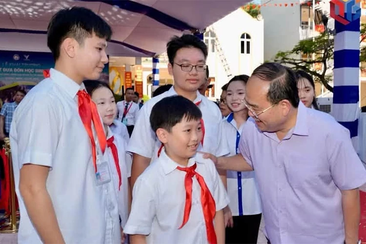 TP. Quảng Ninh Bí thư Thành ủy Quảng Ninh Quản Minh Cường trò chuyện với các em học sinh.