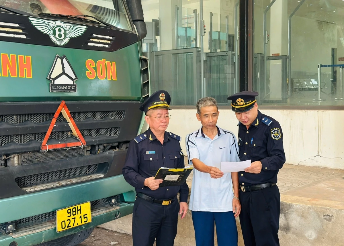 Công chức Hải quan cửa khẩu quốc tế Cha Lo. kiểm tra, giám sát phương tiện vận tải XCN. Ảnh: Hải quan CKQT Cha Lo.