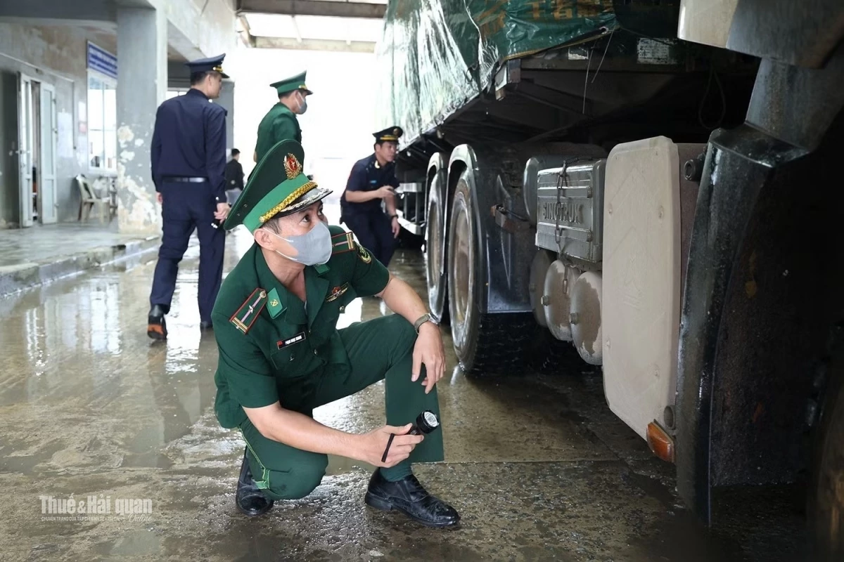 Nghị định quy định thủ tục hành chính đối với phương tiện vận tải đặc thù tại cửa khẩu đường bộ. Trong ảnh là hoạt động kiểm soát phương tiện vận tải tại cửa khẩu quốc tế Cầu Treo. Ảnh: Phan Trâm