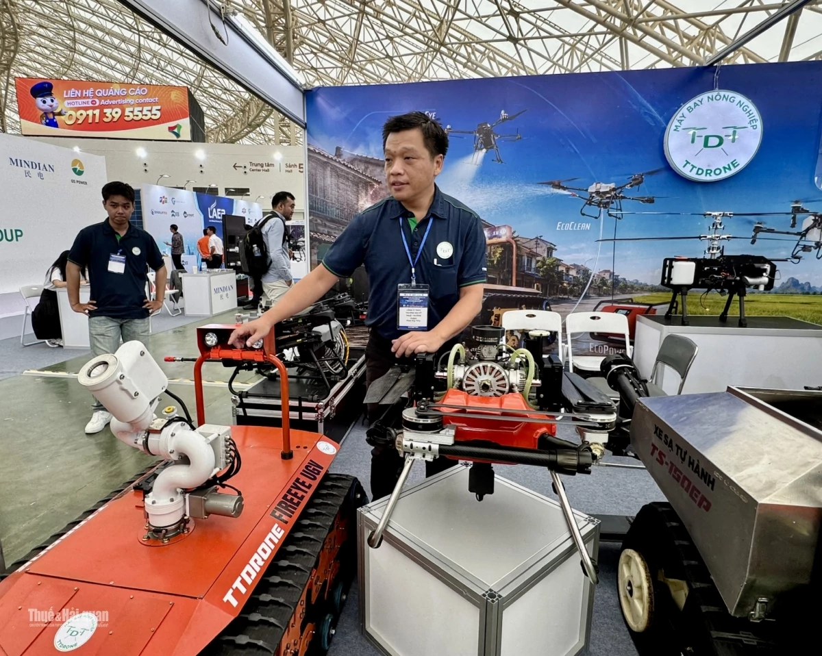 Chú thích ảnh có thể viết gọn, đúng chất báo chí:  **Ông Phan Huy Thùy giới thiệu các sản phẩm của Công ty Trường Thịnh TT Drone tại Chuỗi triển lãm công nghệ Việt Nam 2026, diễn ra từ ngày 9-11/9/2026 tại Trung tâm Triển lãm Việt Nam. Ảnh: Hương Quỳnh.