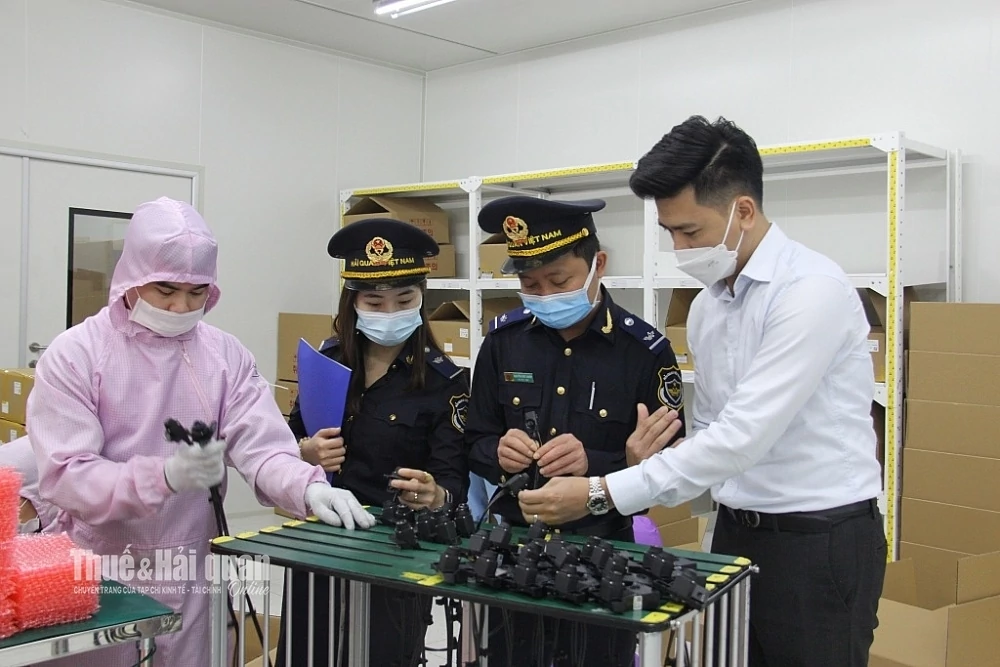 thông báo khi có thay đổi cơ sở sản xuất, địa điểm lưu giữ hàng hóa, máy móc, thiết bị. Ảnh: H.Nụ