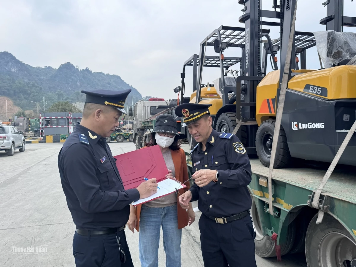 Hải quan khẩn trương triển khai quy định mới về thuế tiêu thụ đặc biệt. Ảnh: H.Nụ