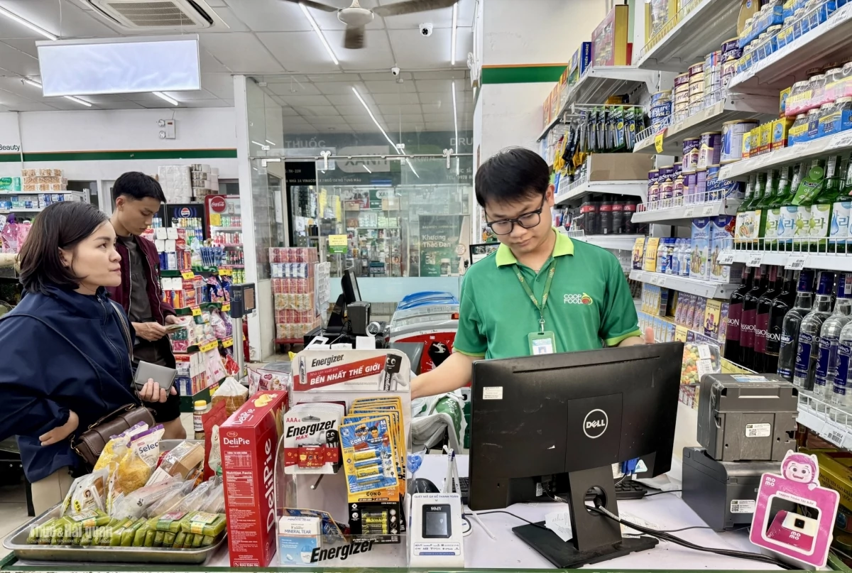 tổ chức, hộ kinh doanh, cá nhân kinh doanh khi bán hàng hóa, cung cấp dịch vụ phải lập hóa đơn điện tử và giao cho khách hàng. Ảnh: Quỳnh Hương