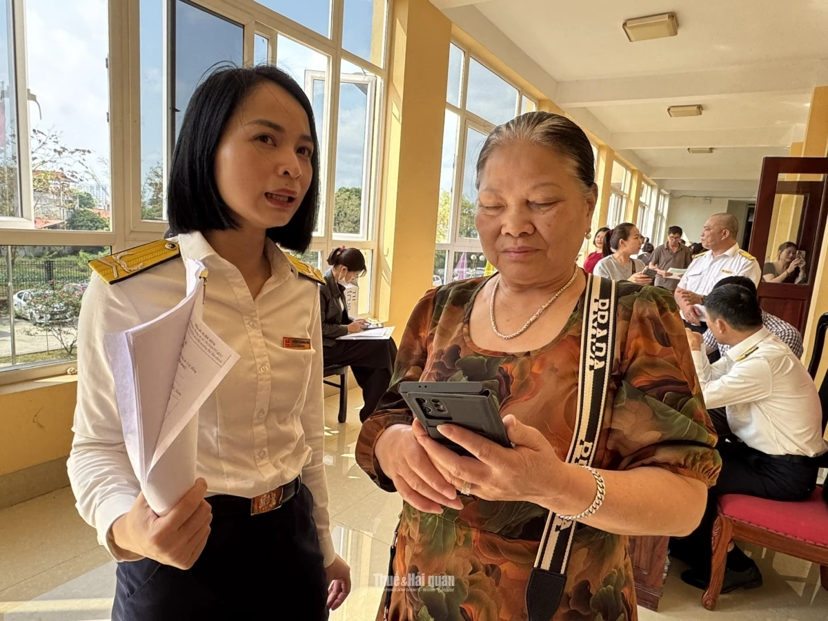 Nếu cha đẻ vẫn trong độ tuổi lao động thì phải đáp ứng đồng thời các điều kiện. Ảnh Thúy Nga.