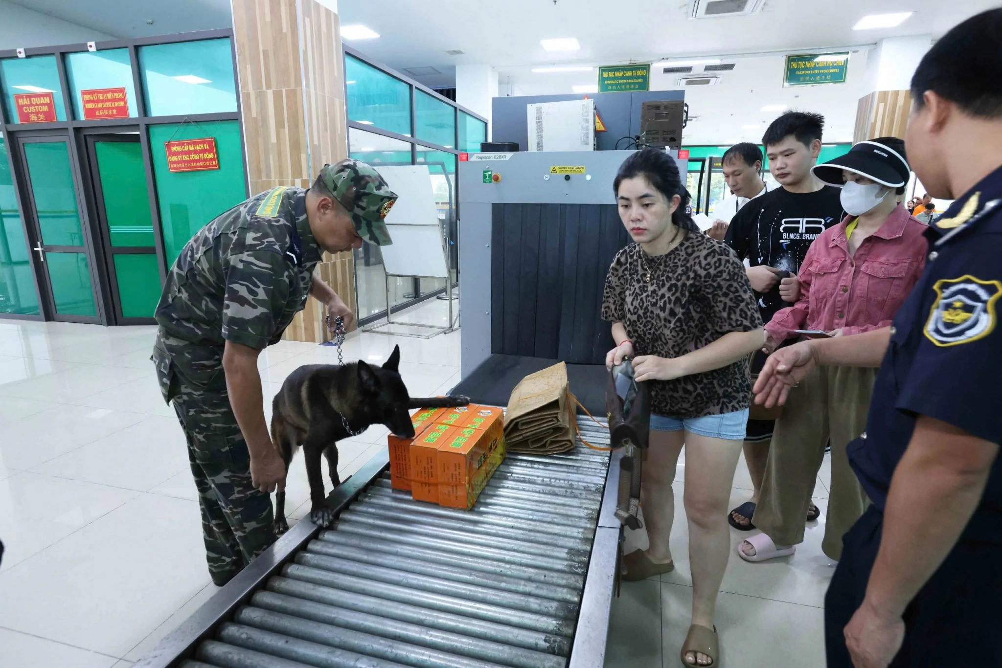 Chi cục Hải quan khu vực VII: Tăng cường xử lý các vụ vận chuyển trái phép hàng hóa qua biên giới