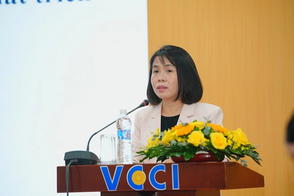 bà Lý Thu Thủy, Trưởng phòng Phòng bảo hiểm nhân thọ, Cục Quản lý, giám sát bảo hiểm, Bộ Tài chính phát biểu tại hội thảo. Ảnh: Thu Dịu Thị trường bảo hiểm hưu trí tự nguyện trước cơ hội bứt phá