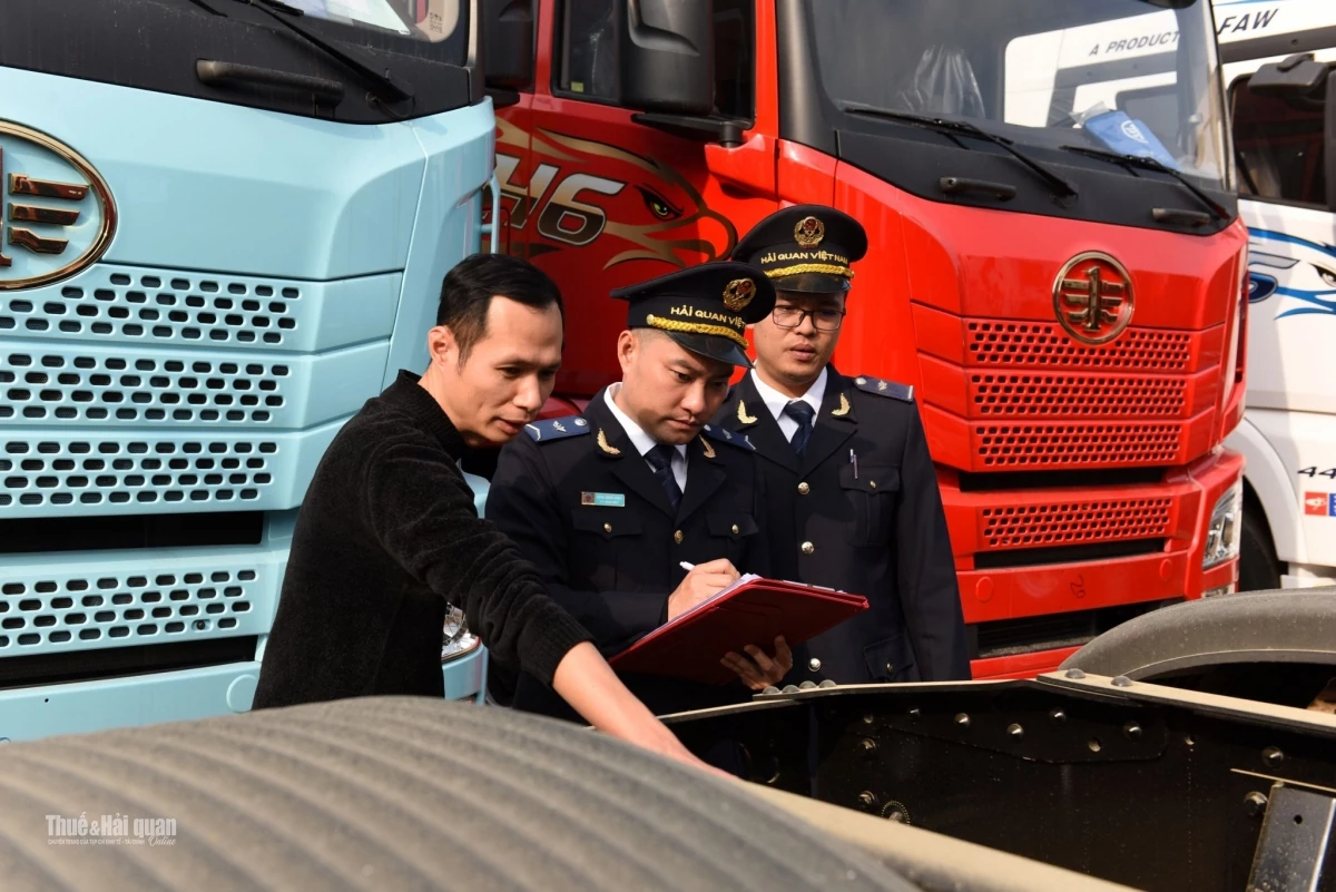 người khai hải quan có nghĩa vụ khai hải quan và làm thủ tục hải quan theo quy định; cung cấp đầy đủ, chính xác thông tin để cơ quan Hải quan thực hiện xác định trước mã số, xuất xứ, trị giá hải quan đối với hàng hóa. Ảnh: Cục Hải quan