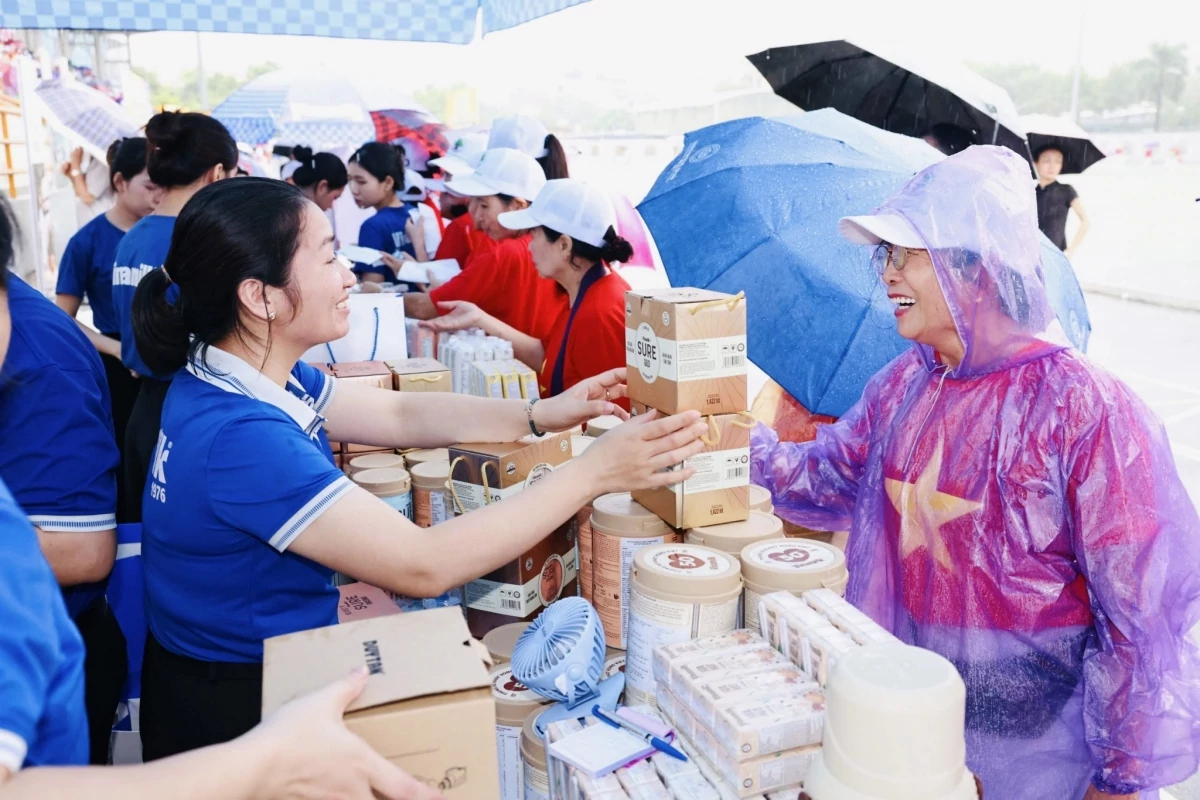 Vinamil Sure Vinamilk Sure đồng hành cùng người cao tuổi chủ động sống khỏe