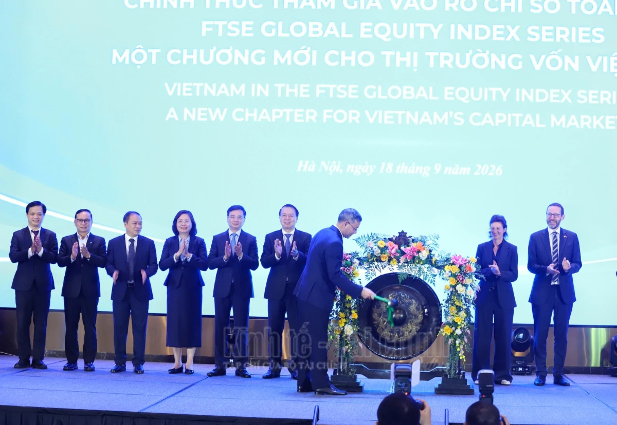 Bộ trưởng Bộ Tài chính Ngô Văn Tuấn thực hiện nghi lễ đánh cồng, chào mừng Việt Nam chính thức tham gia FTSE Russell Global Equity Index Series. chứng khoán