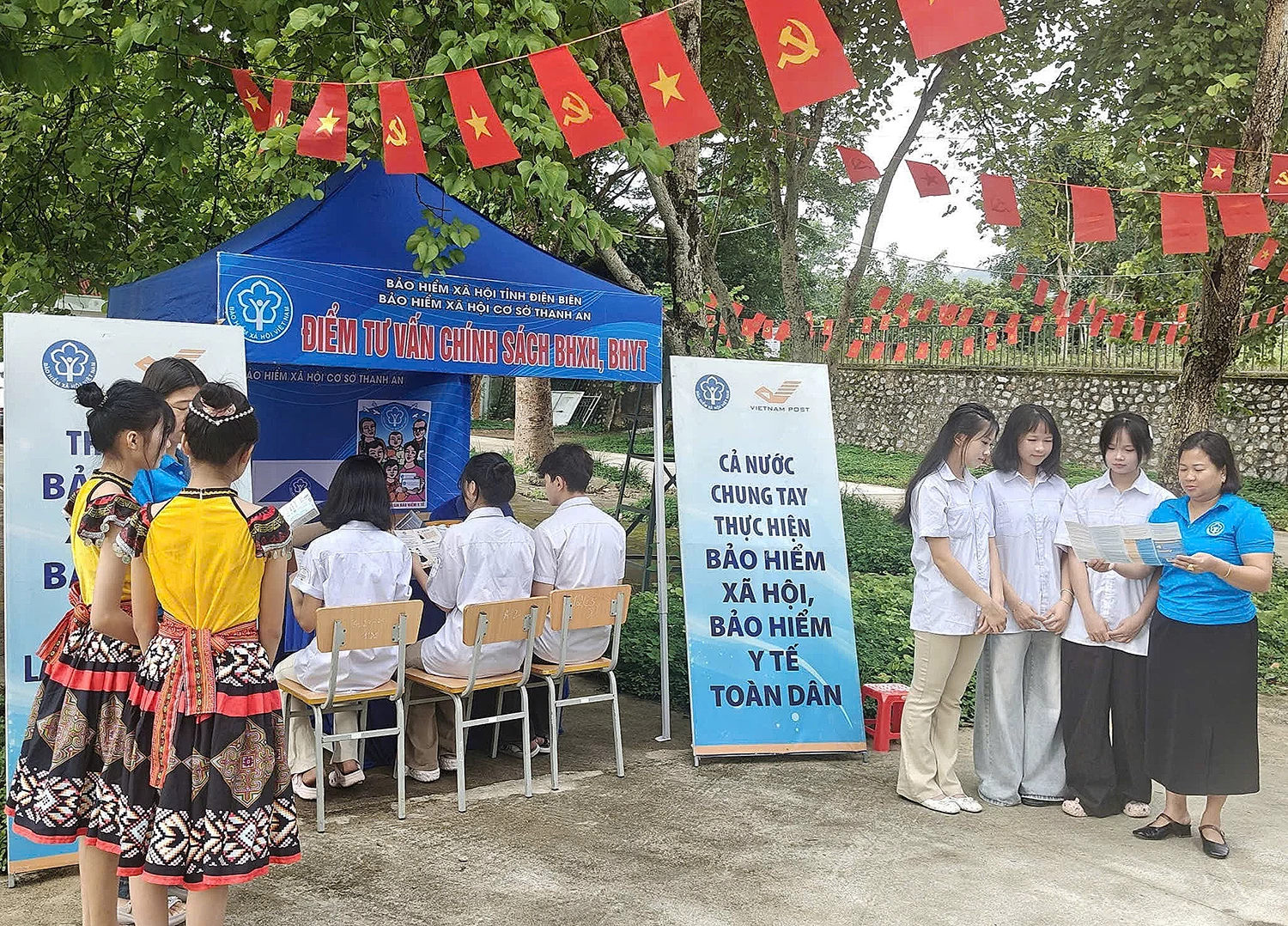 Nối dài độ phủ bảo hiểm y tế tới từng điểm trường vùng cao Điện Biên