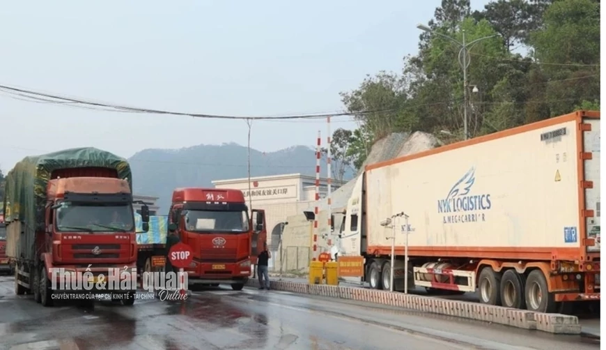 Phương tiện xuất nhập cảnh qua cửa khẩu quốc tế Hữu Nghị. Ảnh: H.Nụ