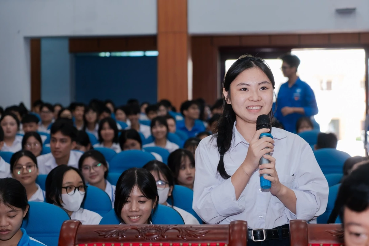 Trao 100 suất học bổng cho học sinh, sinh viên Hưng Yên Trao 100 suất học bổng cho học sinh, sinh viên Hưng Yên