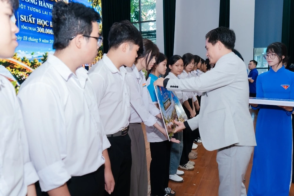 Trao 100 suất học bổng cho học sinh, sinh viên Hưng Yên Trao 100 suất học bổng cho học sinh, sinh viên Hưng Yên