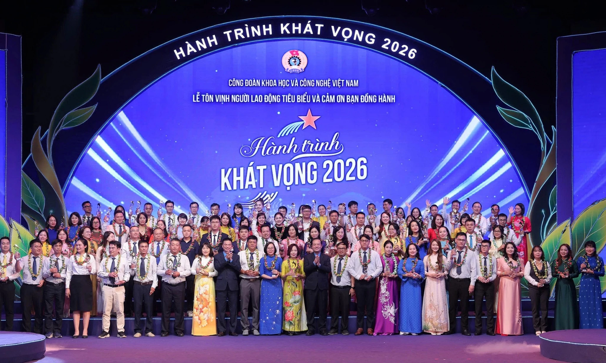 Tôn vinh những người lao động bền bỉ sáng tạo trong dòng chảy công nghệ Tôn vinh những người lao động bền bỉ sáng tạo trong dòng chảy công nghệ