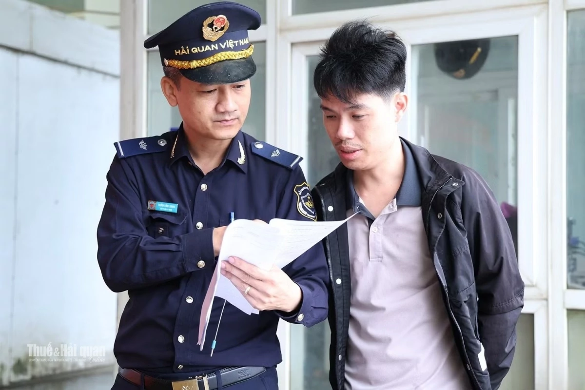 Công chức Hải quan khu vực XI hướng dẫn thủ tục cho doanh nghiệp. Ảnh: Phan Trâm