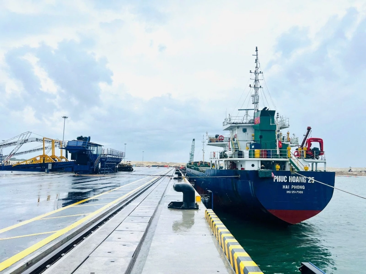 Những chuyến hàng xuất khẩu đầu tiên tại cảng Mỹ Thủy