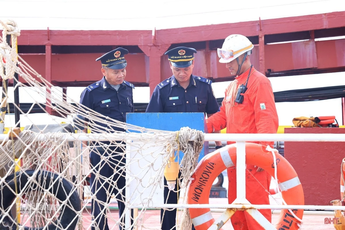 Với tàu biển, bản khai chung bắt đầu từ những thông tin nhận dạng cơ bản như tên tàu, loại tàu, tên thuyền trưởng, loại hồ sơ, tàu đến hay tàu rời, số IMO (mã số nhận dạng quốc tế của tàu biển), hô hiệu (ký hiệu nhận dạng tàu trong liên lạc vô tuyến hàng hải) và số chuyến đi. Ảnh: Phan Trâm