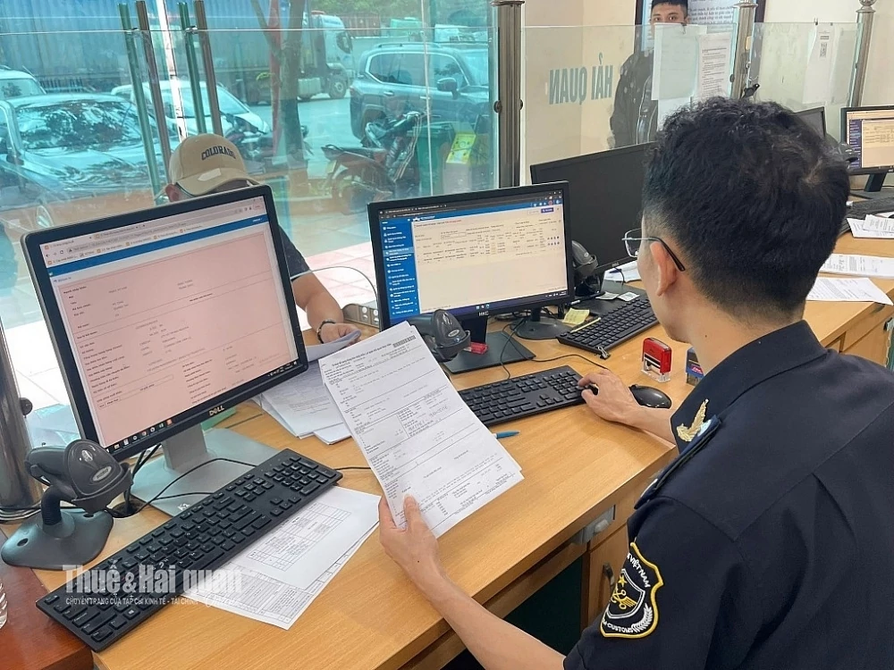 Thông tư số 127/2026/TT-BTC quy định chỉ tiêu thông tin và mẫu chứng từ khai báo đối với phương tiện vận tải xuất nhập cảnh, quá cảnh, chuyển cảng. Ảnh: H.Nụ