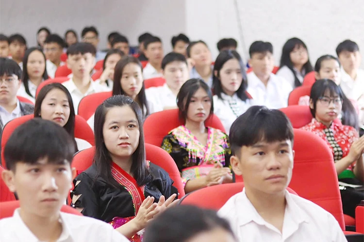 Sinh viên có hộ khẩu ở xã an toàn khu tham gia bảo hiểm y tế thế nào?