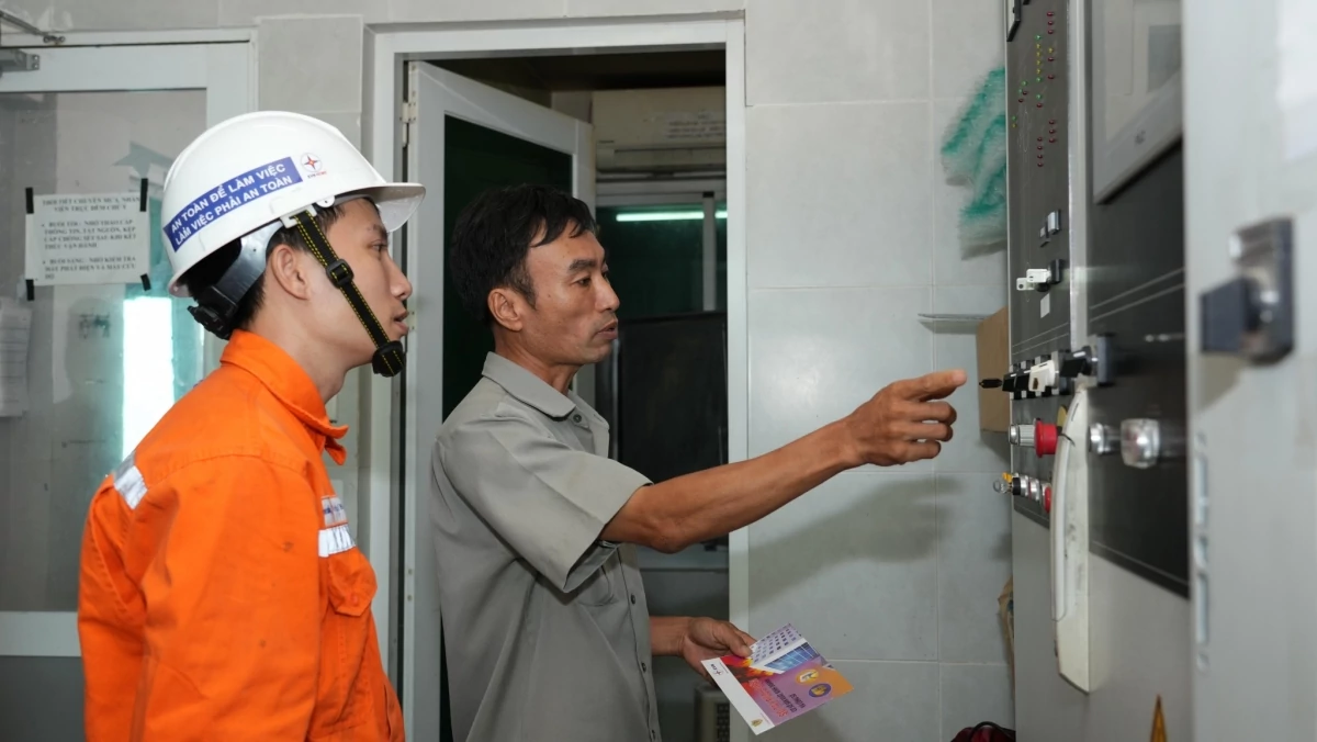 EVNHCMC đảm bảo an toàn điện EVNHCMC sẵn sàng các phương án đảm bảo an toàn điện mùa mưa bão