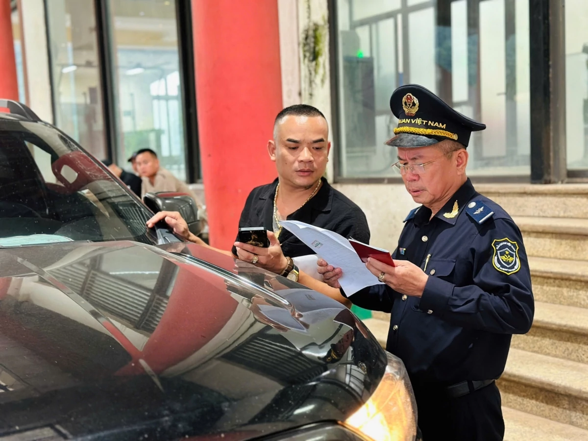 Công chức Hải quan cửa khẩu quốc tế Cha Lo, Chi cục Hải quan khu vực IX kiểm tra phương tiện nhập cảnh. Ảnh: Hải quan CKQT Cha Lo.
