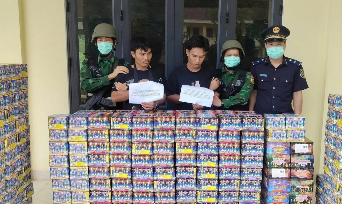 Lực lượng kiểm soát Hải quan khu vực IX phối hợp bắt giữ 2 đối tượng vận chuyển 633 kg pháo nổ, 35 viên ma túy. Ảnh: Chi cục HQKV IX
