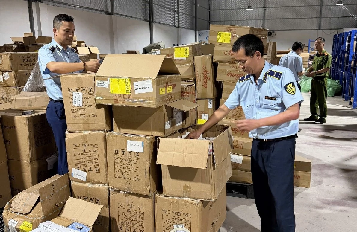 Lực lượng Quản lý thị trường kiểm tra cơ sở kinh doanh mỹ phẩm vi phạm. Ảnh: Cục QL&PTTT trong nước