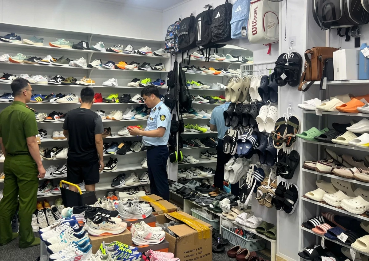 Lực lượng Quản lý thị trường và Công an tỉnh Hưng Yên kiểm tra cơ sở kinh doanh hàng giả. Ảnh: dms.gov.vn